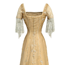 Hvert "tema" i installasjonen innledes med et av Dronning Mauds antrekk. Dette er kjolen hun bar ved kroningen i 1906. Bildet er kun til redaksjonell bruk - ikke for salg. Fotogrammetri: Nasjonalmuseet for kunst, arkitektur og design.